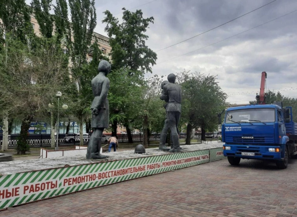 В Волгограде с памятника комсомольцам – защитникам Сталинграда начали снимать плитку